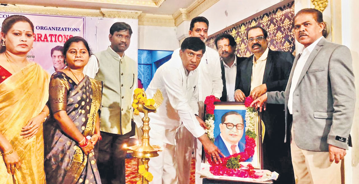 రాజ్యాంగ స్ఫూర్తికి తూట్లు