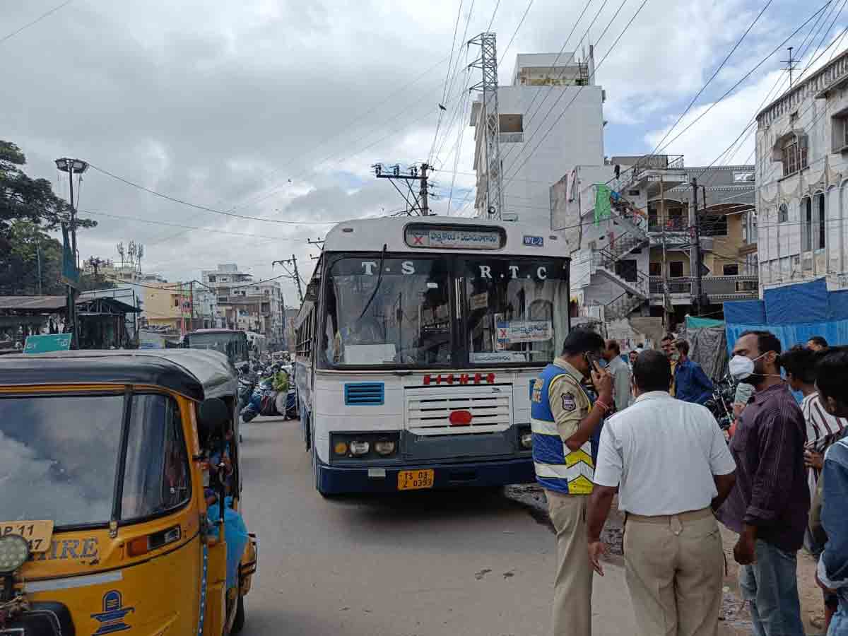 Heart attack | ఆర్టీసీ బస్ డ్రైవర్‌కు గుండెపోటు..తప్పిన ముప్పు