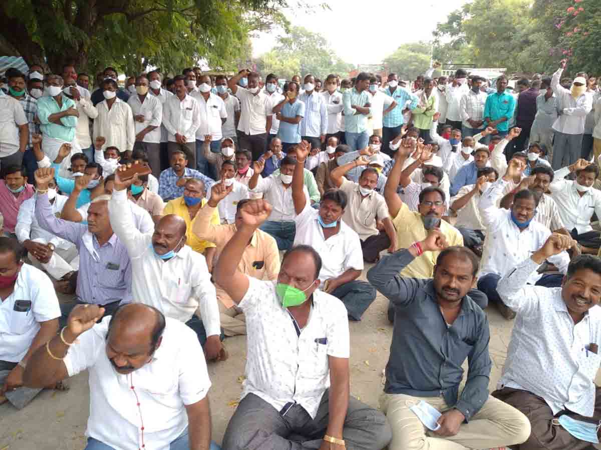 Warangal | వరంగల్ ఎనుమాముల వ్యవసాయ మార్కెట్లో ఉద్రిక్తత