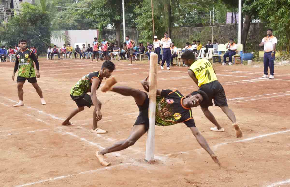 హోరాహోరీగా..