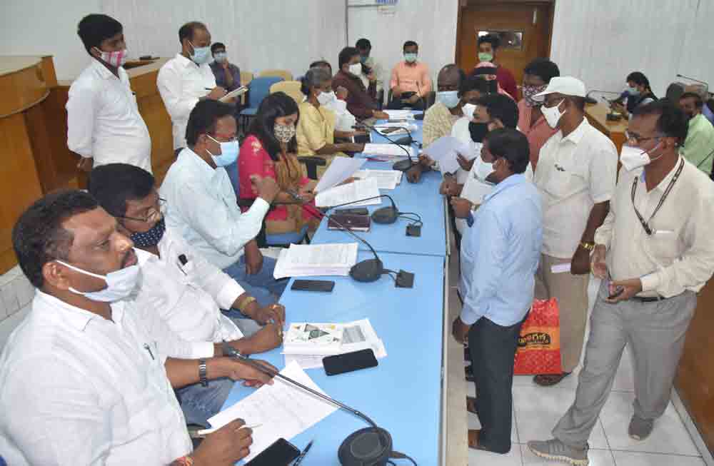 మౌలిక వసతులు కల్పించండి