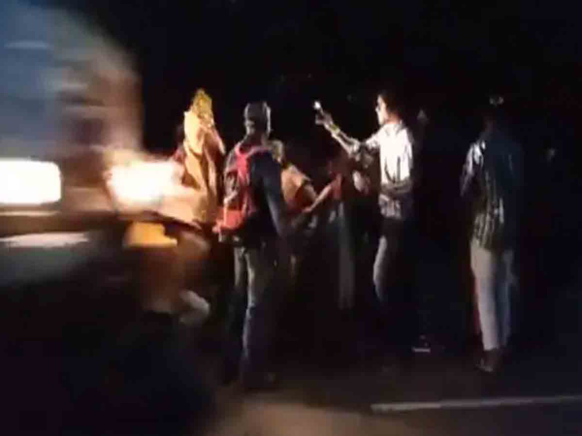 పెండ్లి బృందం మీదకు దూసుకెళ్లిన లారీ.. ముగ్గురు మృతి