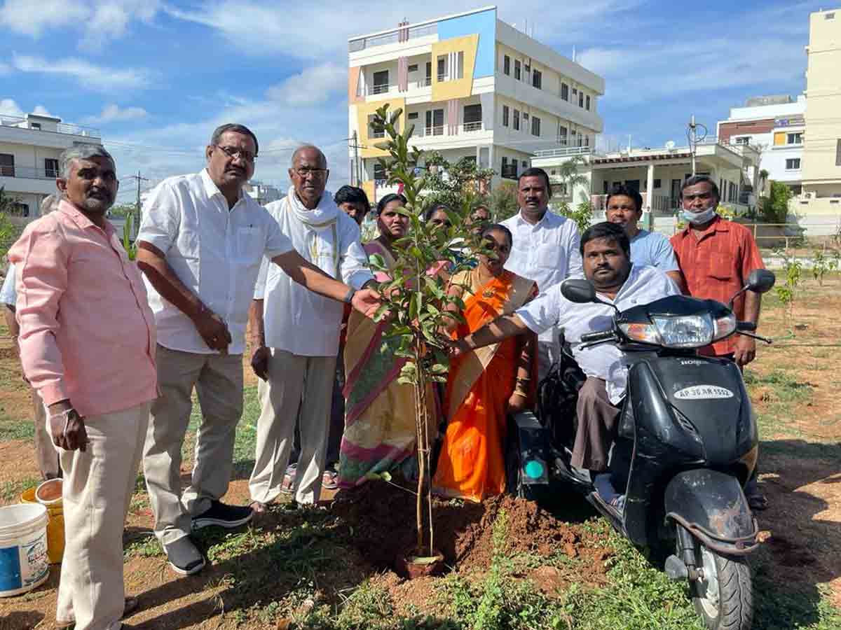 గ్రీన్ ఇండియా చాలెంజ్ : మొక్కలు నాటిన కారెం రవీందర్రెడ్డి