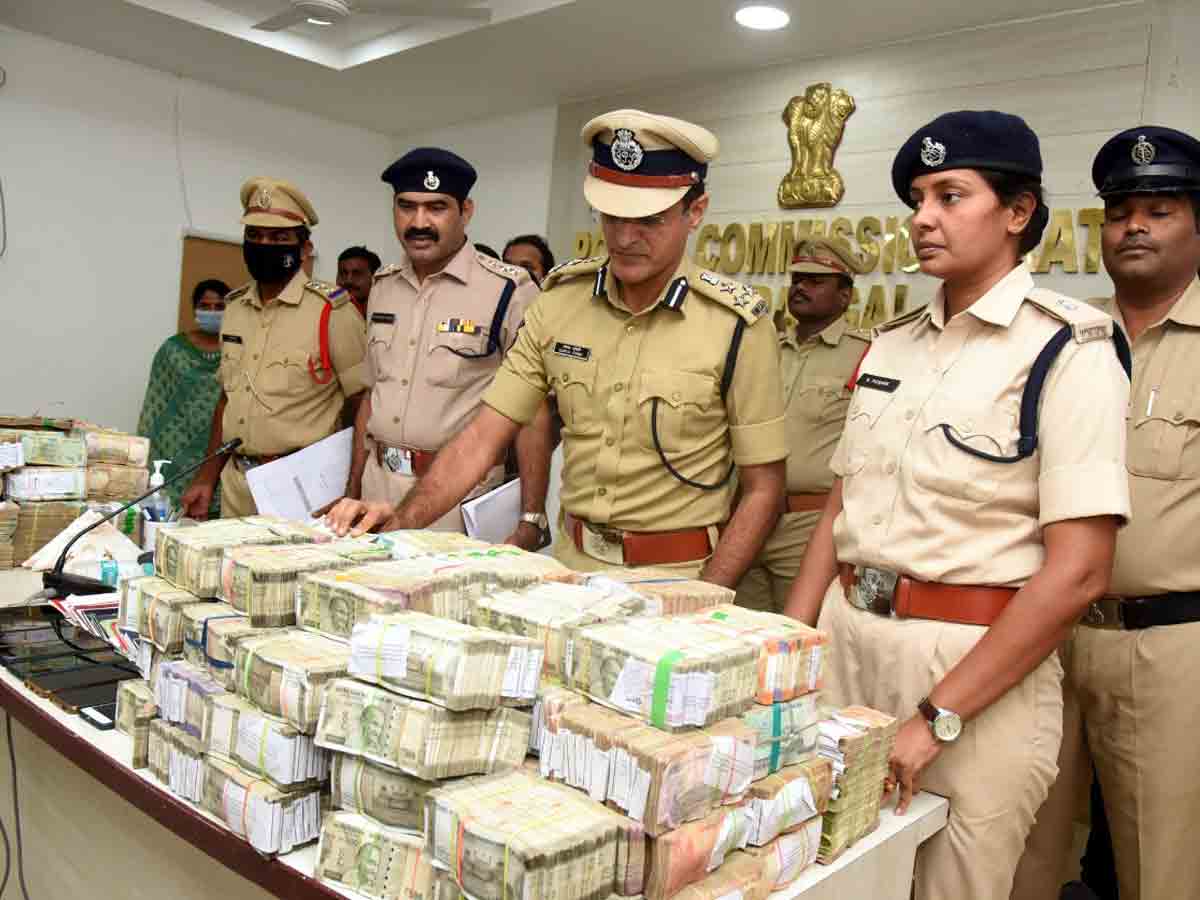 బెట్టింగ్కు పాల్పడుతున్న ఇద్దరు బుకీలు అరెస్టు..భారీగా నగదు స్వాధీనం