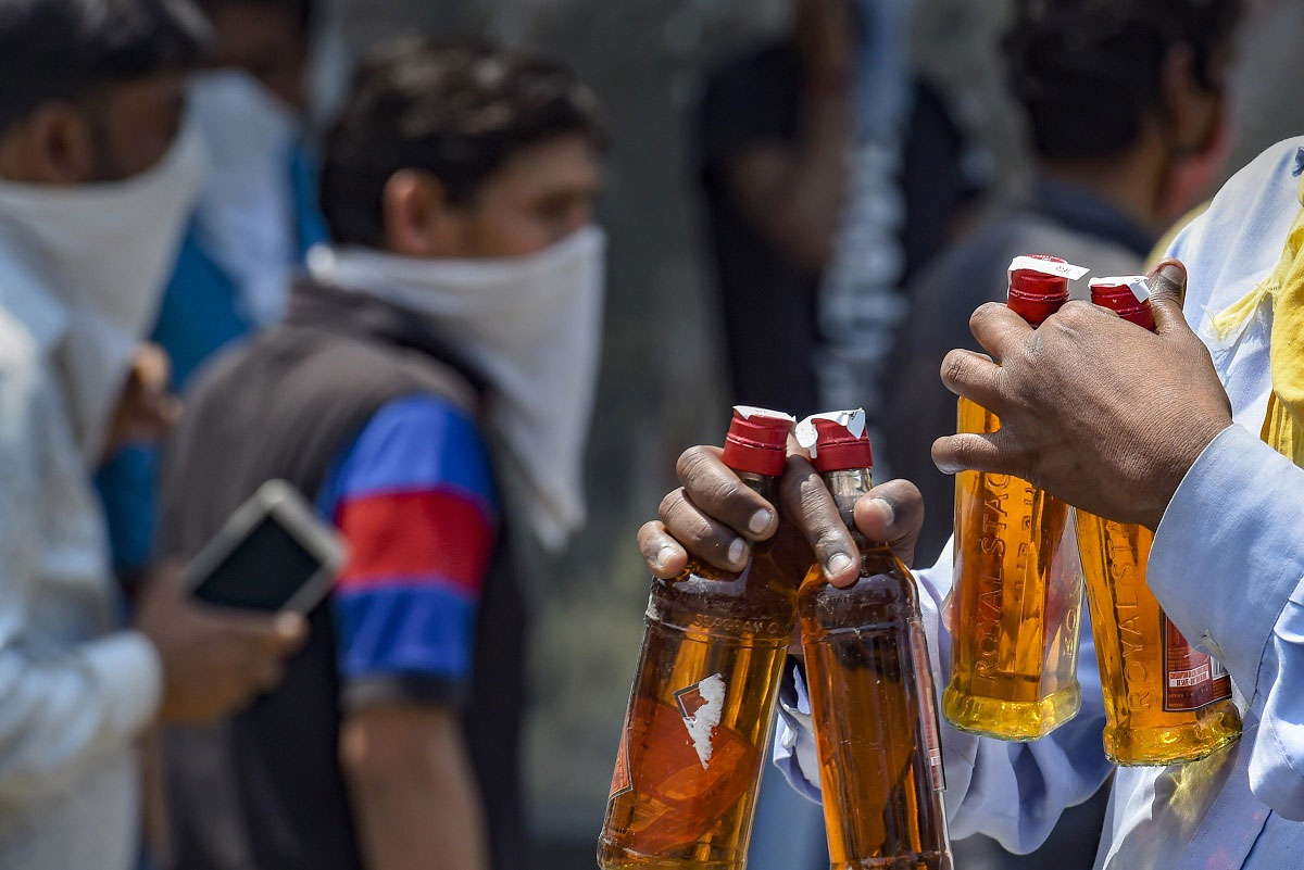 మద్యపాన ప్రియులు జిల్లాల్లోనే ఎక్కువ!