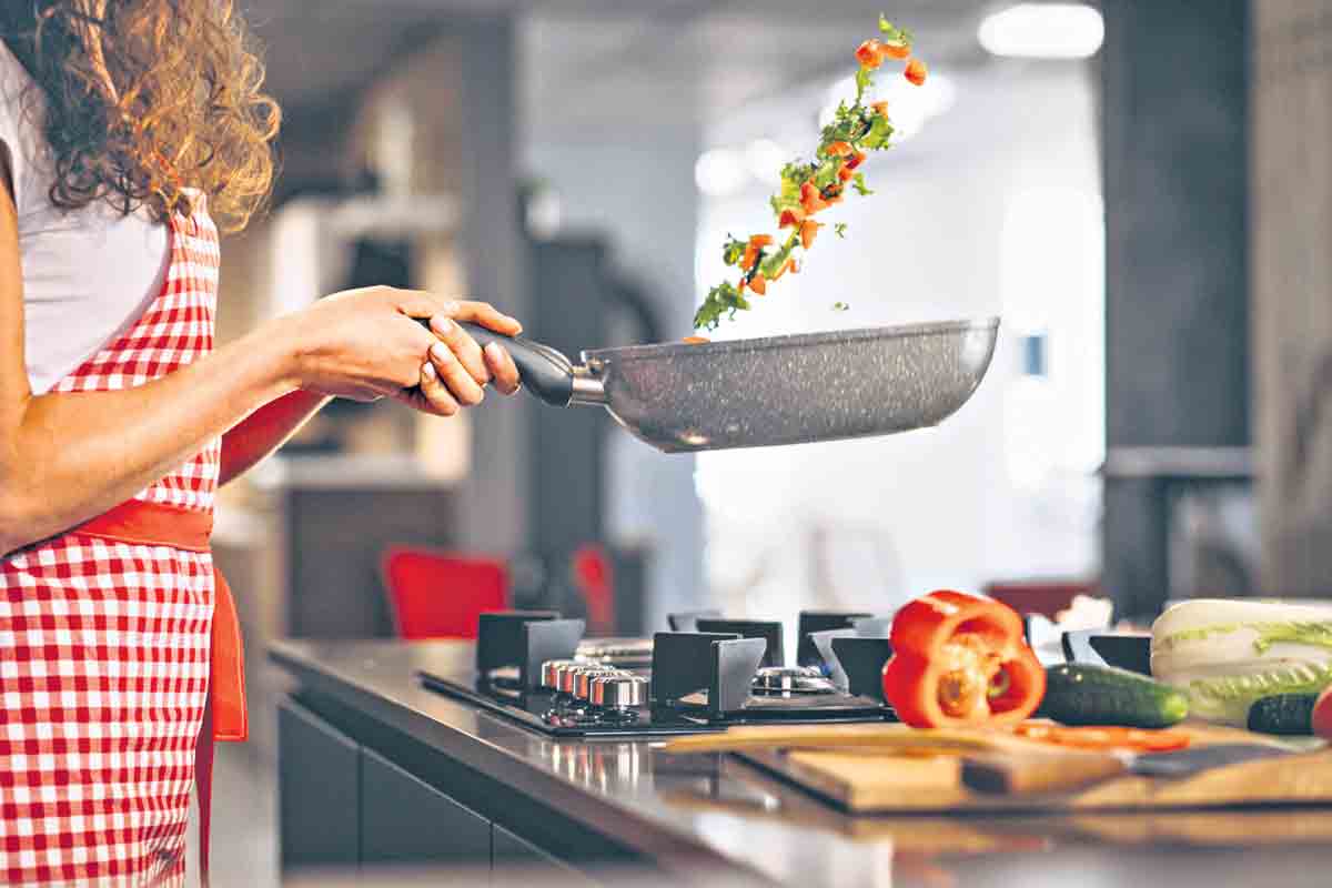 hire a chef | టైం చెప్తే చాలు.. ఫైవ్ స్టార్ హోట‌ల్ చెఫ్ ఇంటికొచ్చి వంట చేసి వెళ్తాడు