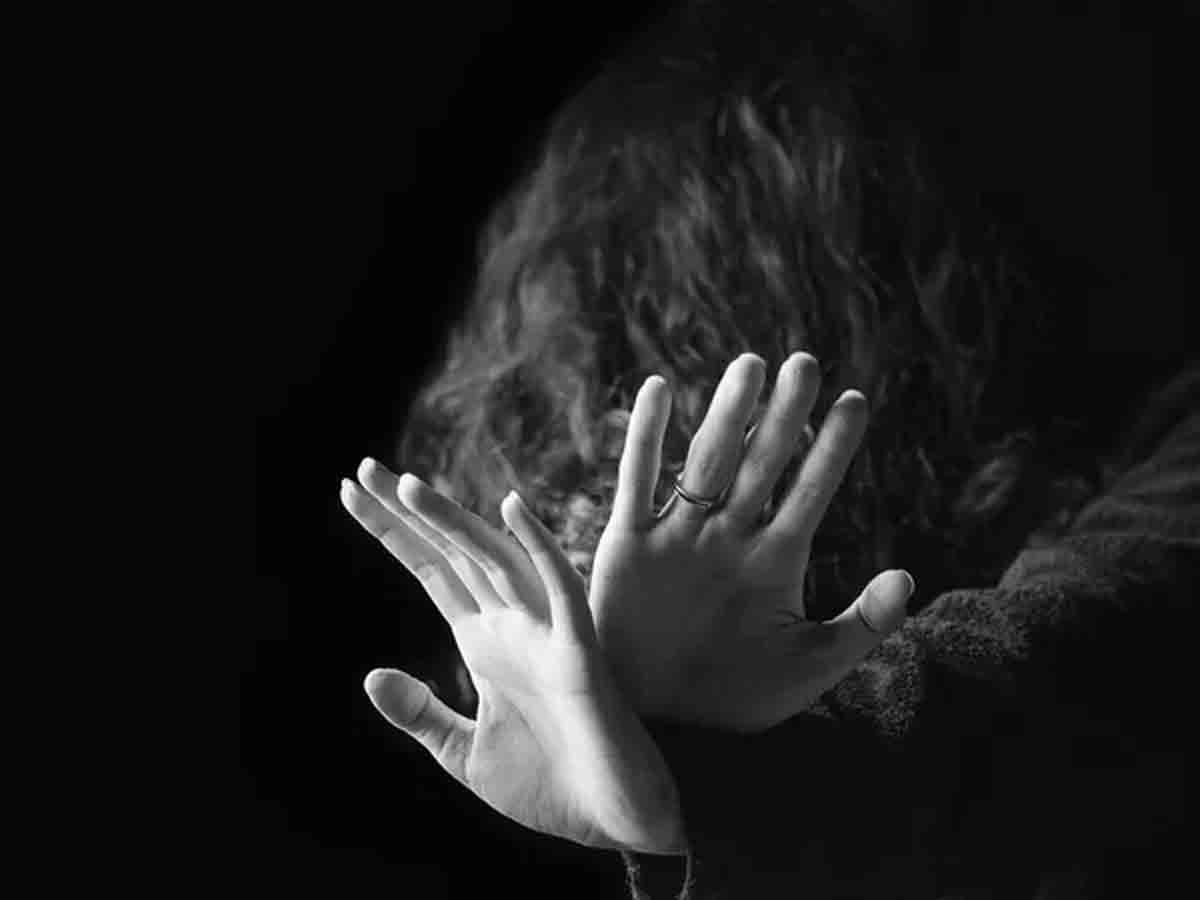 పెండ్లికి నో చెప్పింద‌ని యువ‌తిపై బావ‌ యాసిడ్ దాడి