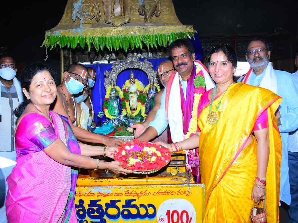 యాదాద్రి స్వర్ణ తాపడానికి ఎమ్మెల్యే మర్రి రెండు కిలోల బంగారం విరాళం