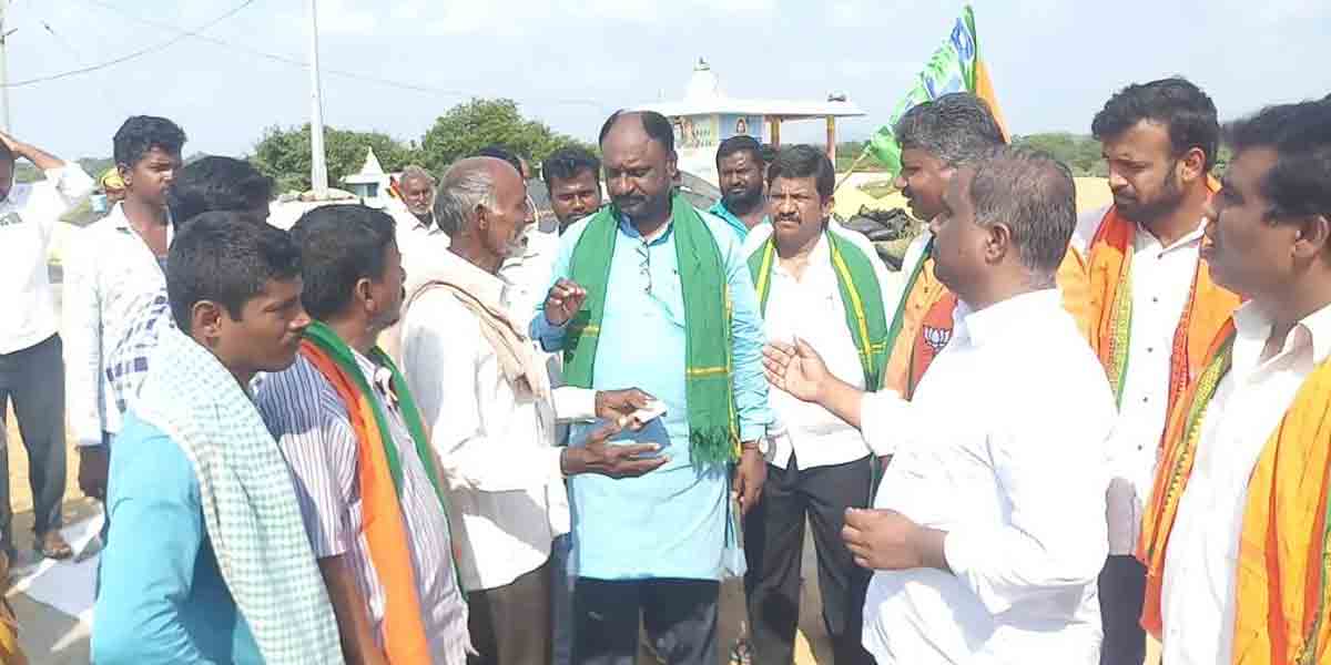 Yadadri Bhuvanagiri | బీజేపీ జిల్లా అధ్యక్షుడిని అడ్డుకున్న రైతులు