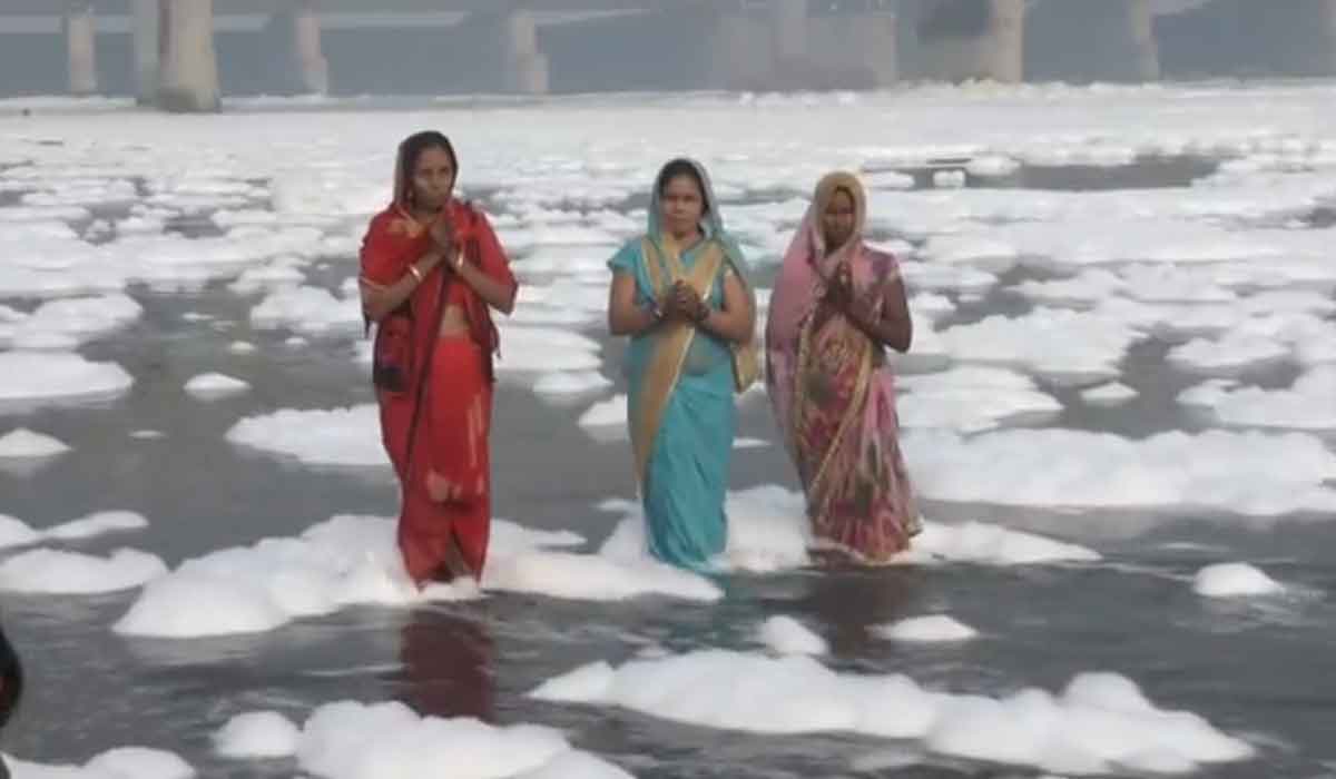 య‌మునా న‌ది విష‌పూరితం.. నుర‌గ నీటిలోనే పుణ్య‌ స్నానాలు.. వీడియో