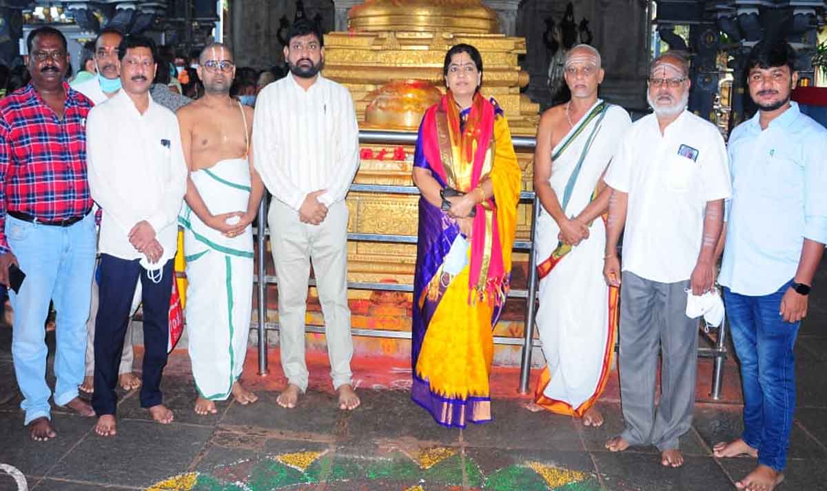 Bhadradri temple | రామయ్య సేవలో సాంఘీక సంక్షేమశాఖా కమిషనర్ యోగితా రాణా..
