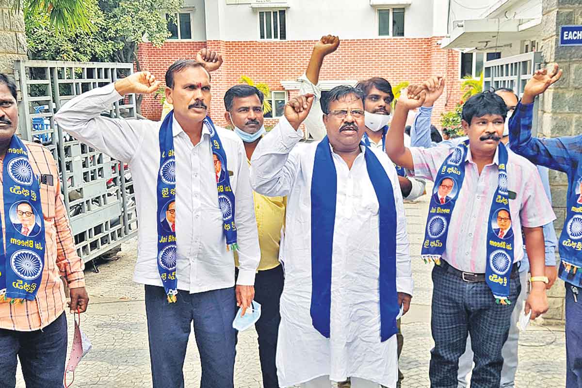 ఎంపీ అర్వింద్‌పై కేసు పెట్టాలి