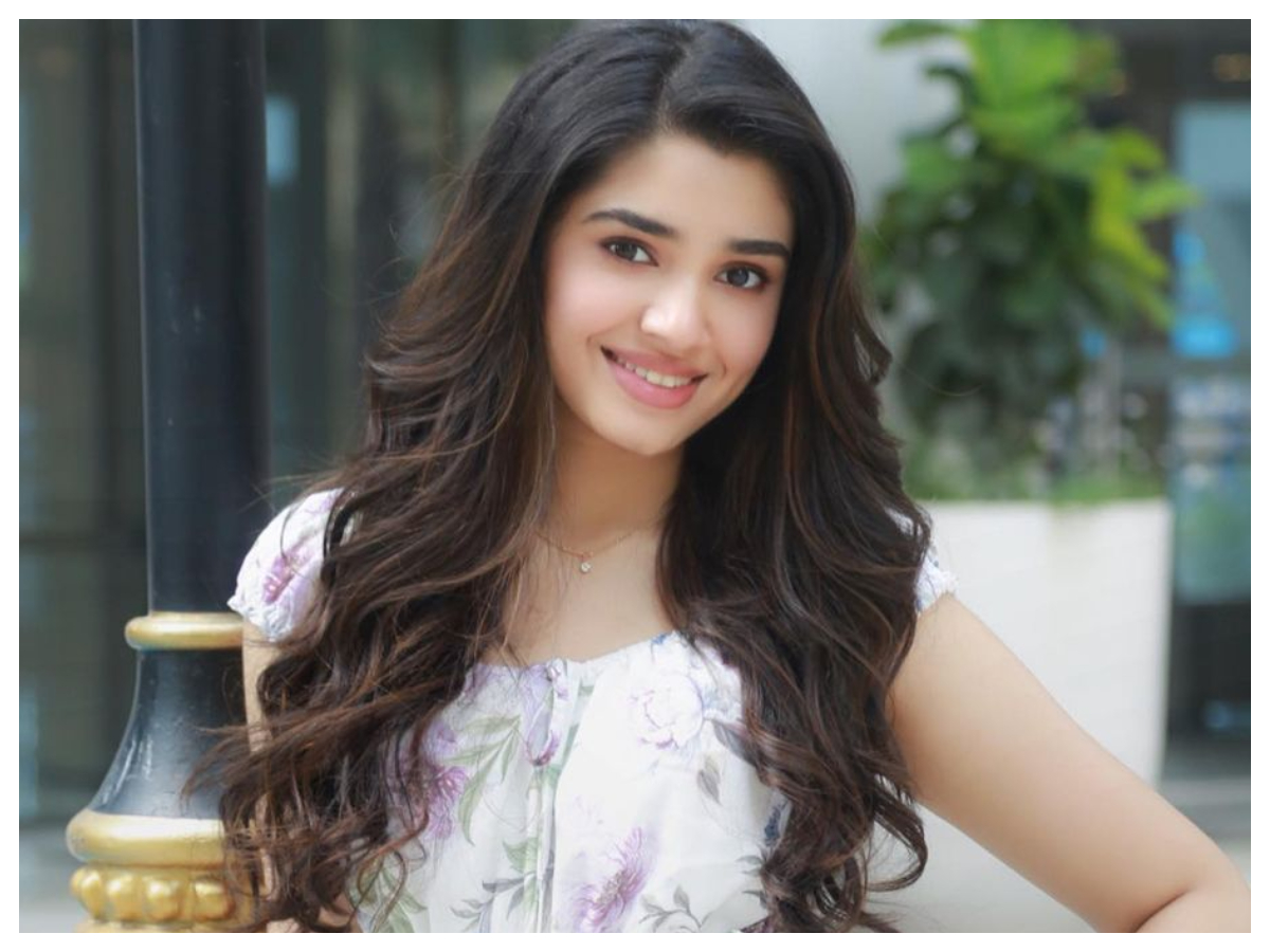 Krithi Shetty | క్యూట్ లూక్స్‌తో కృతి శెట్టి ఫొటోలు..