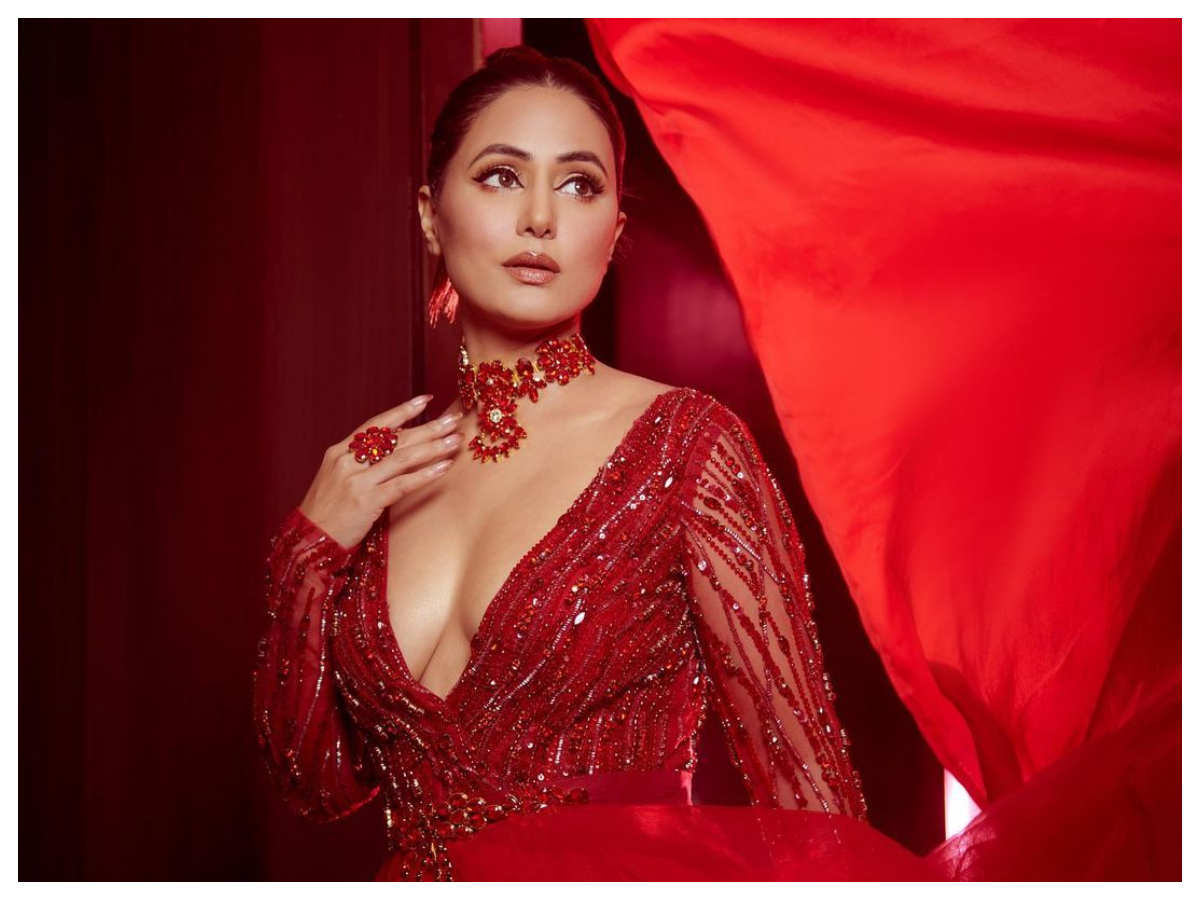 Hina Khan | అందంతో ఆకట్టుకుంటున్న హీనా ఖాన్..