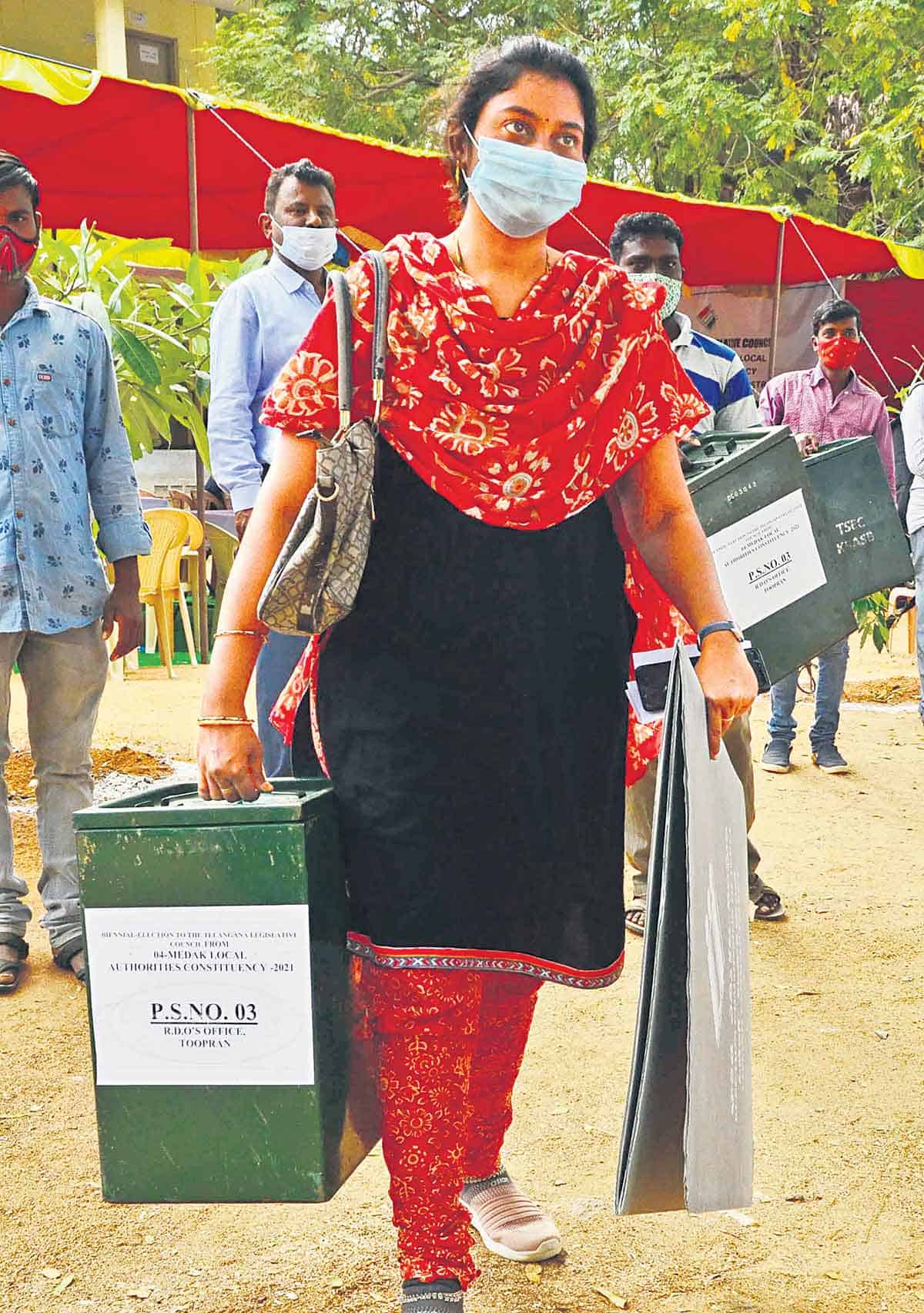 కొవిడ్‌ రూల్స్.. బ్యాలెట్‌ బాక్సు