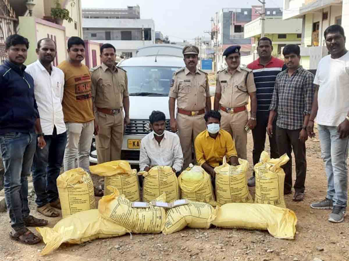 Vikarabad : మైల్వార్‌ చెక్‌పోస్టు వద్ద క్లోరల్‌ హైడ్రేట్‌ పట్టివేత