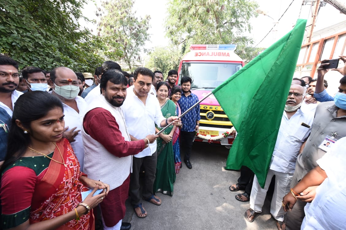 Gift a smile | అంబులెన్స్​‍ను విరాళంగా అందజేసిన ఉప్పల శ్రీనివాస్ గుప్తా