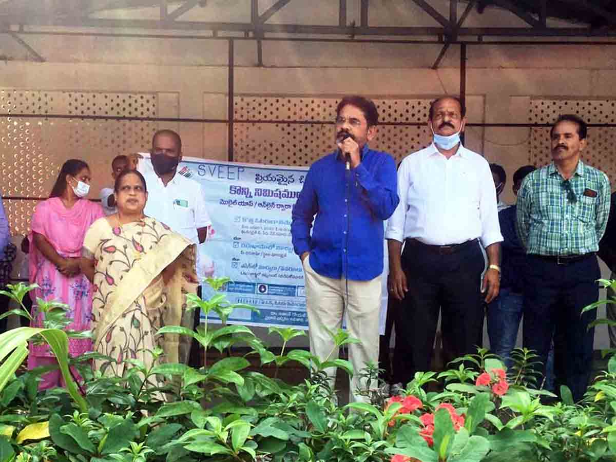 Vikarabad : పట్టణంలో ఓటర్‌ నమోదు వివరాలను పరిశీలన