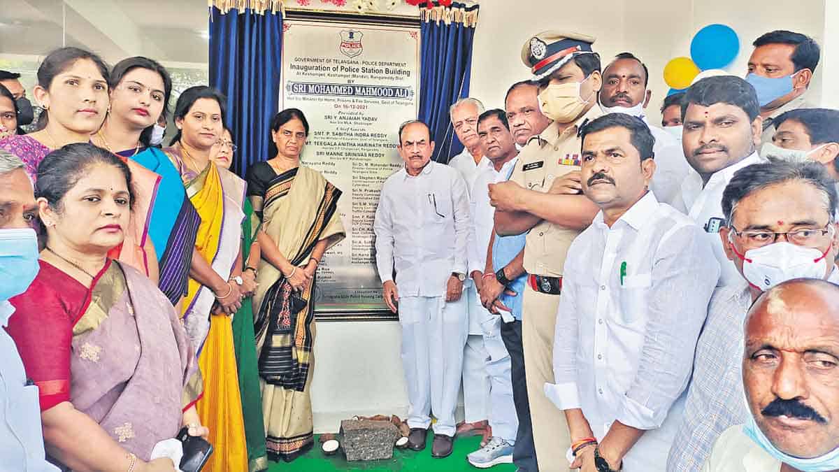 నగరాలకు దీటుగా పల్లెల్లో పోలీసు సేవలు