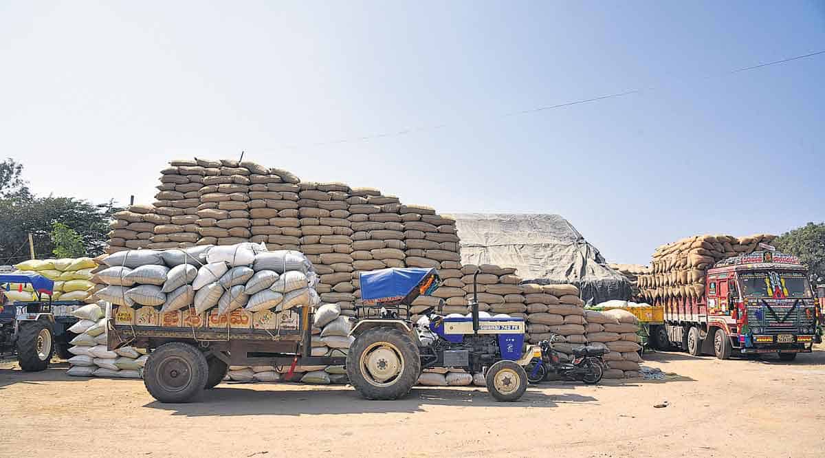 ఇచ్చింది తీసుకపోరు.. కొత్తది కొనరుబియ్యం