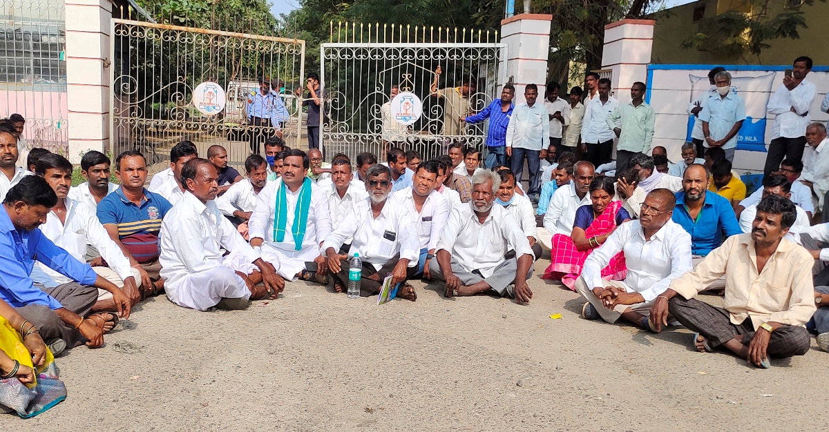 Mother dairy | పాడి రైతులకు రూ.4 ప్రోత్సాహం.. ఇన్సూరెన్స్​‍ సౌకర్యం కల్పించాలి.. పాలసెంటర్ల చైర్మన్ల ఆందోళ‌న‌