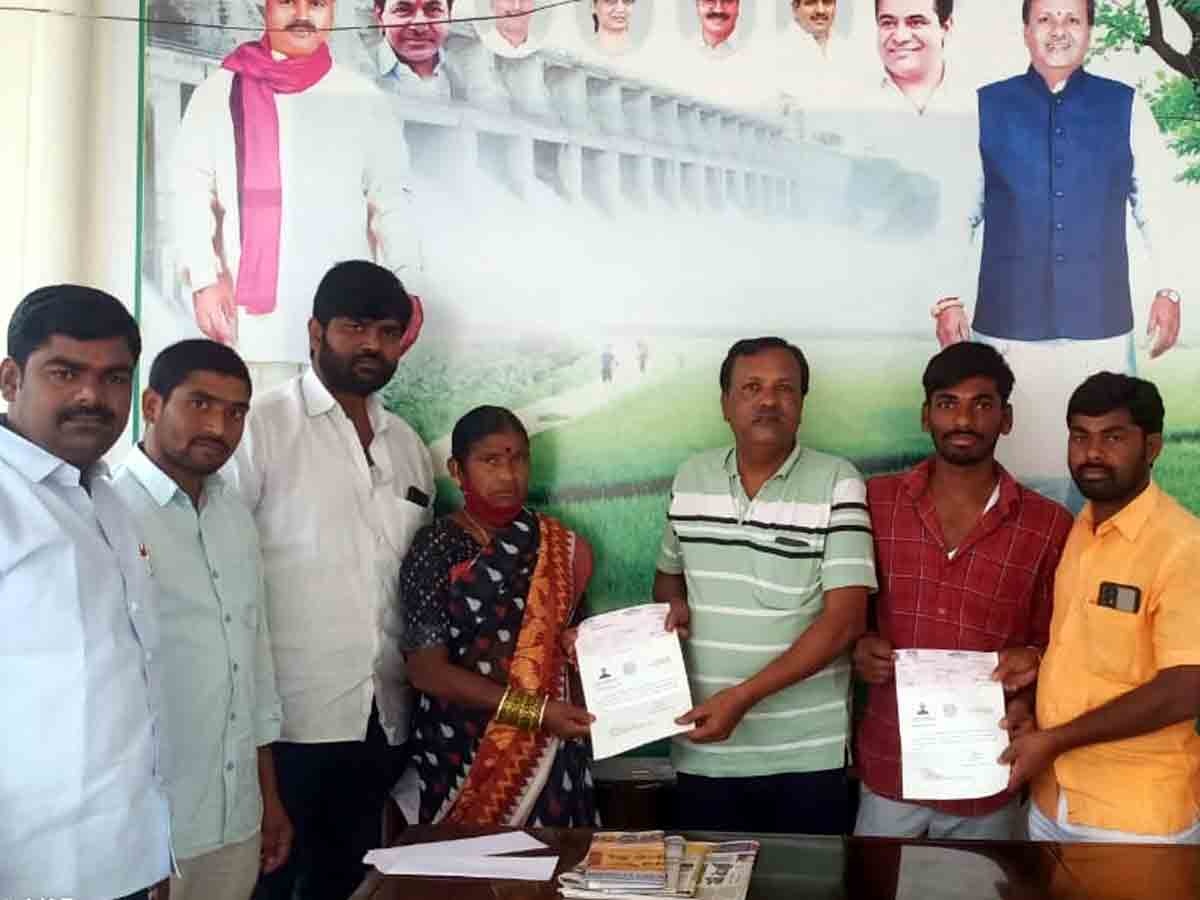 Rangareddy : పేద ప్రజలకు అండగా ముఖ్యమంత్రి సహాయనిధి.. డీసీసీబీ వైస్ చైర్మన్‌ కొత్తకుర్మ సత్తయ్య