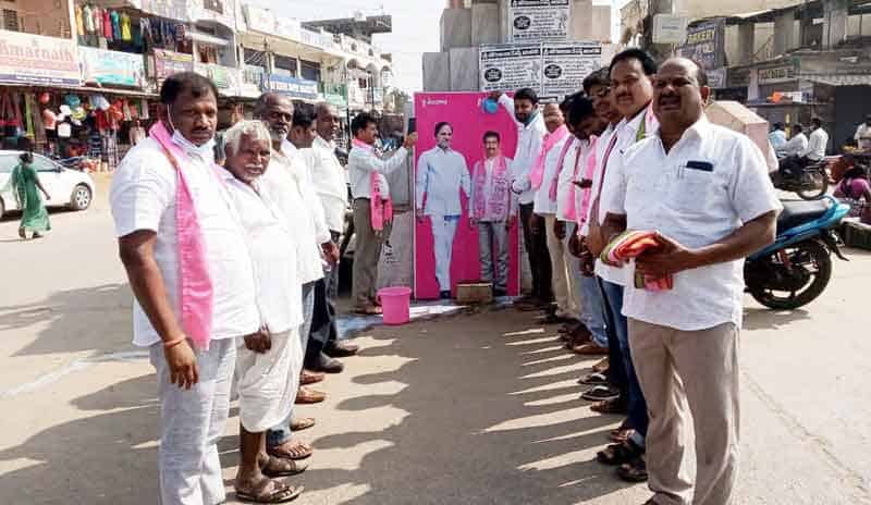 రైతుబాంధవుడికి క్షీరాభిషేకం