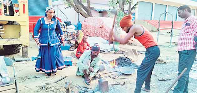 ఊరూరూ తిరుగుతూవ్యవసాయ పని ముట్లు చేస్తూ