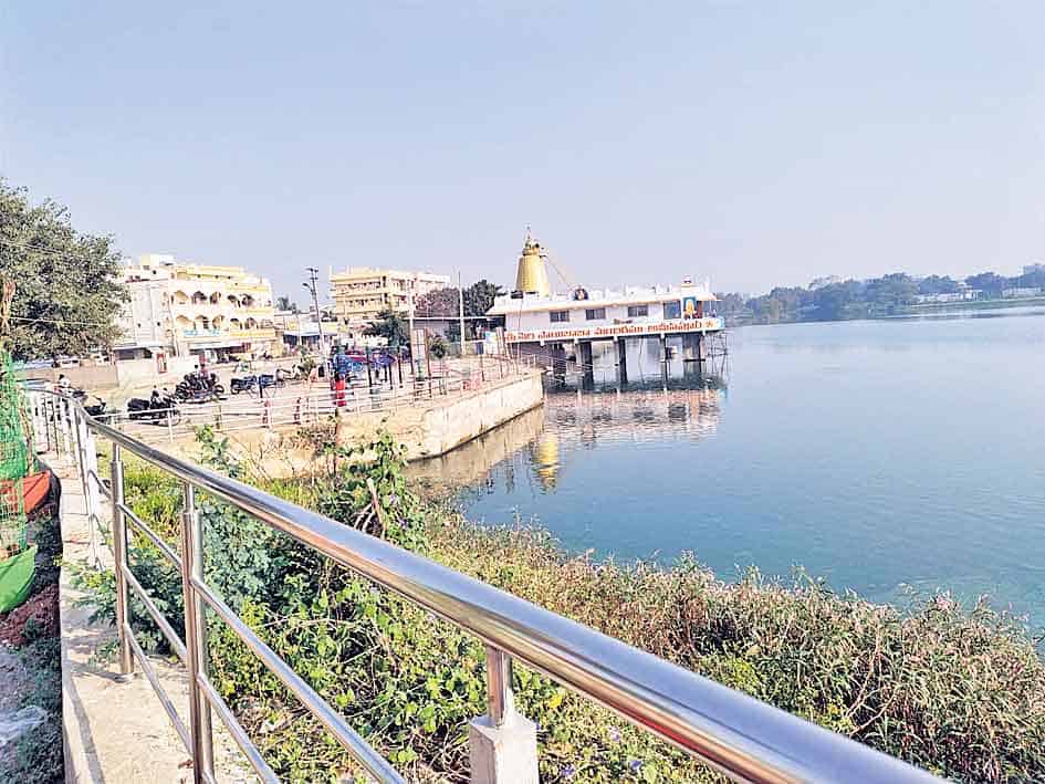 అతిథుల చెరువు అందాలు..