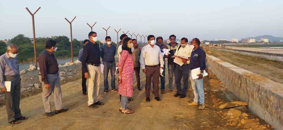 అభివృద్ధి పనుల్లో వేగం పెంచాలి