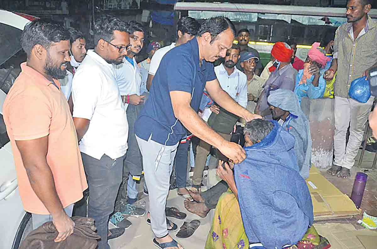 స్వెటర్లు.. దుప్పట్లు పంపిణీ