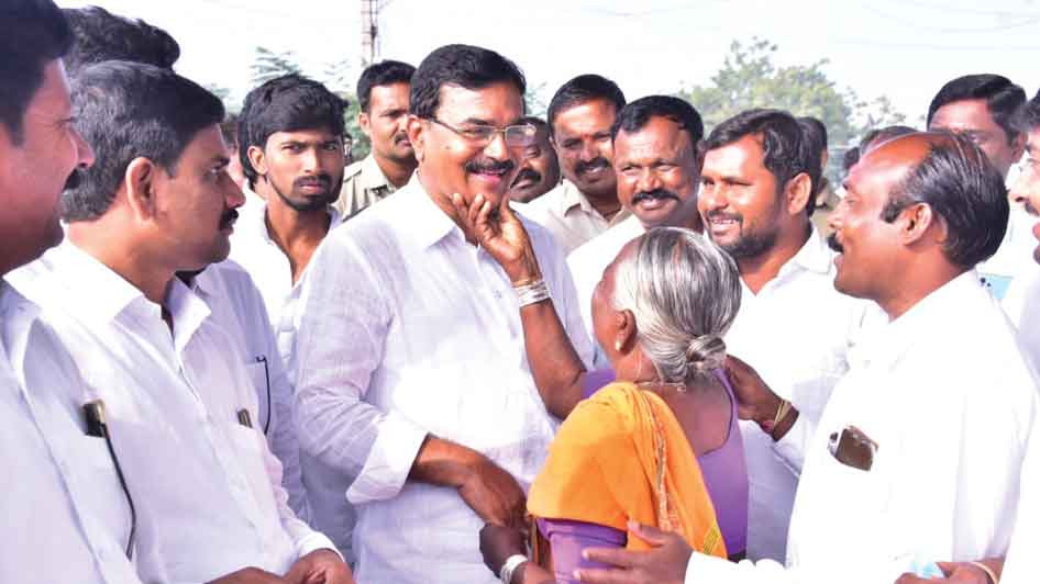 నాలుగు గంటలు.. కాలినడకన