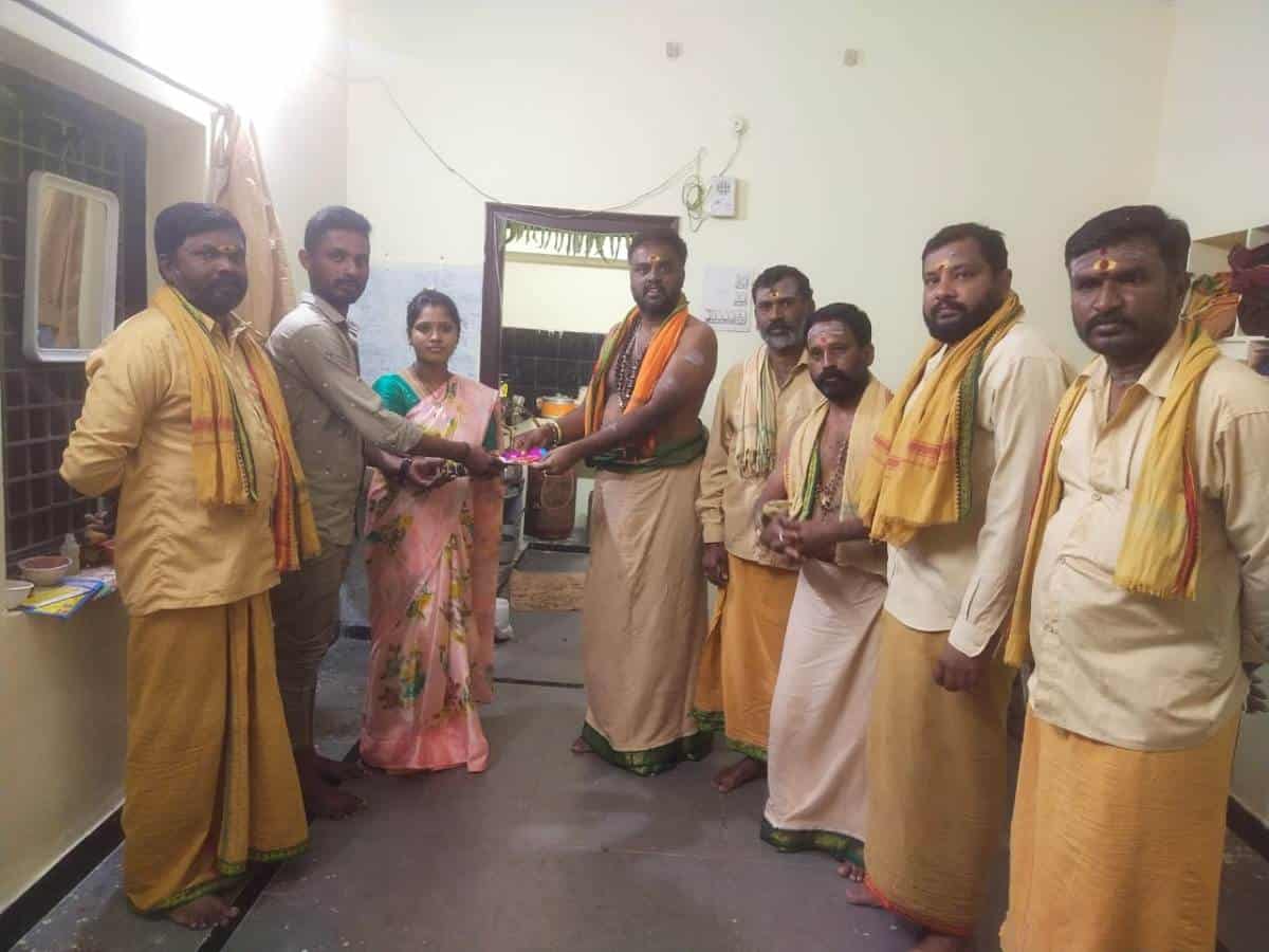 Help to poor couple | పుస్తె మెట్టెలు అంద‌జేసిన మ‌ల్లికార్జున భ‌క్త స‌మాజం