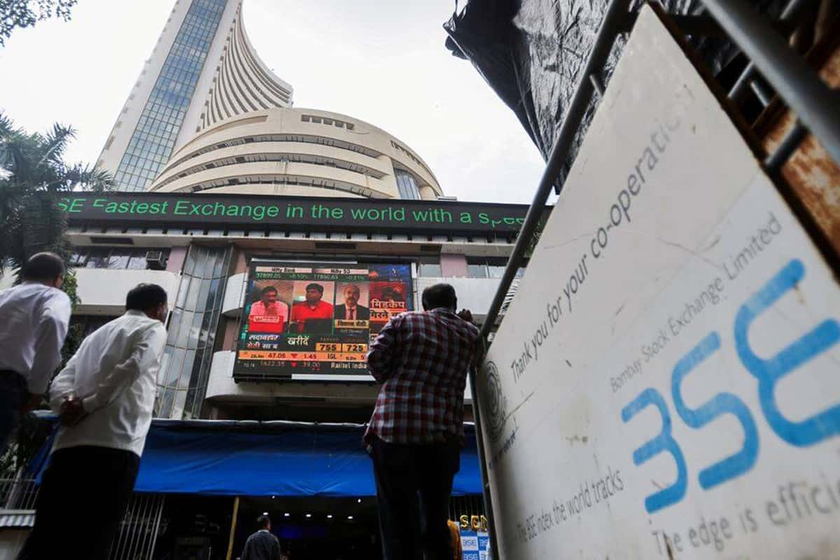 Omicron Fears | వెంటాడుతున్న‌ ఒమిక్రాన్ ఫియ‌ర్స్‌.. 17వేల దిగువ‌కు నిఫ్టీ ప‌త‌నం