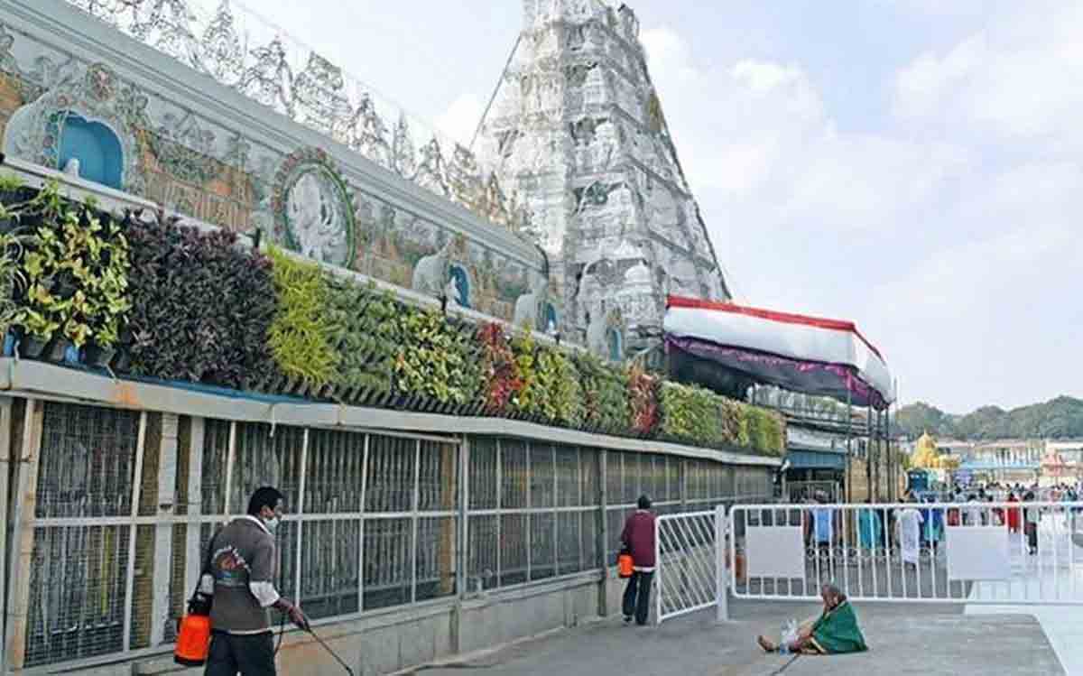 భ‌క్తురాలు పోగొట్టుకున్న బంగారు గాజు అప్పగింత..