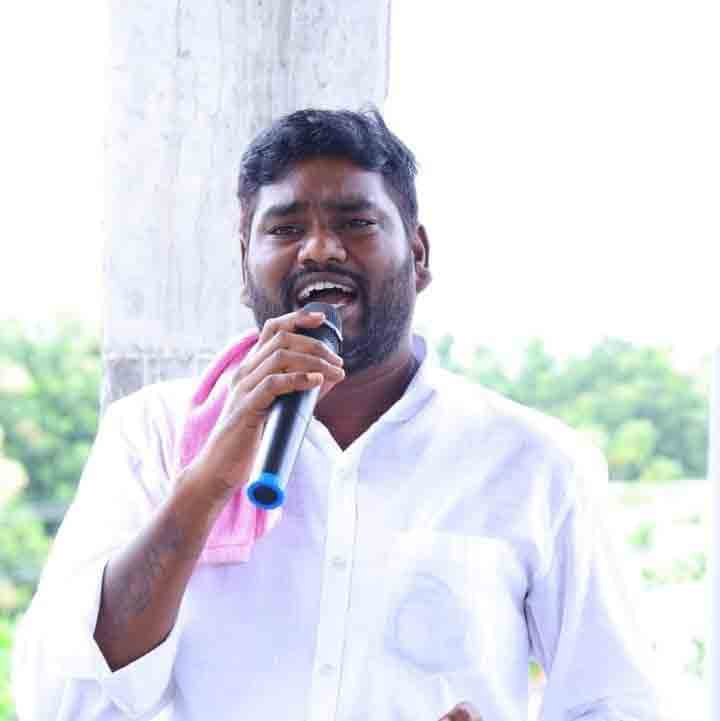 ఉద్యమ గొంతుకకు పట్టం