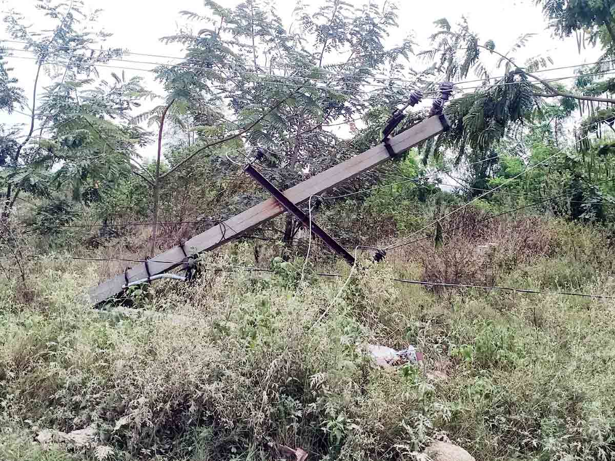 Rangareddy : విద్యుత్‌ స్తంభాన్ని ఢీకొన్న వాహనం.. నిలిచిపోయిన కరెంట్‌ సరఫరా..