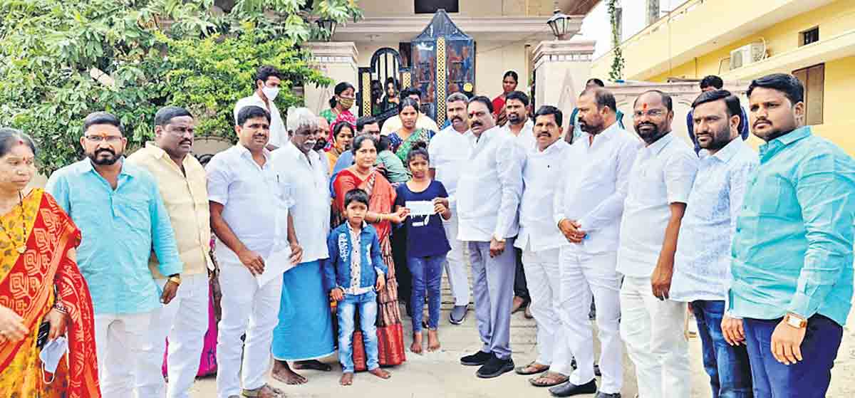 అనాథలైన చిన్నారులకు చేయూత