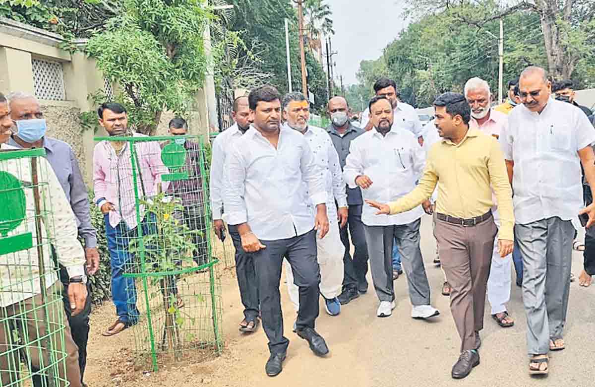 ఫెన్సింగ్‌ వేస్తే.. పోయేదెలా..!