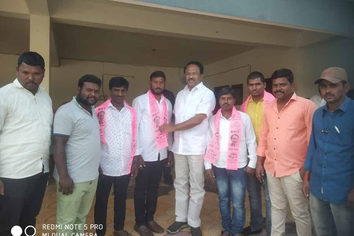 అభివృద్ధికి ఆకర్షితులై..