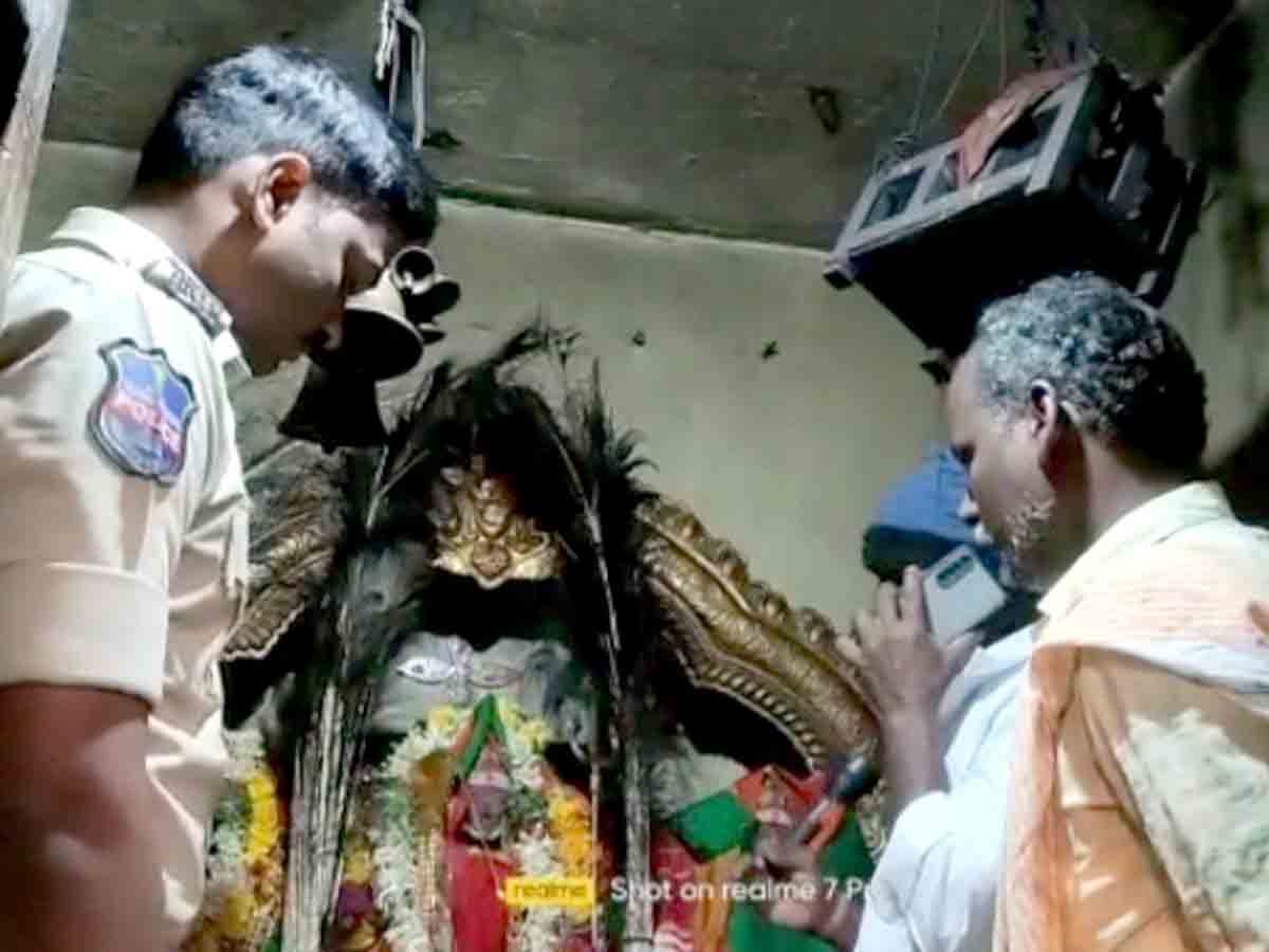 Crime : అమ్మవారి ఆలయాల్లో నగల చోరీ