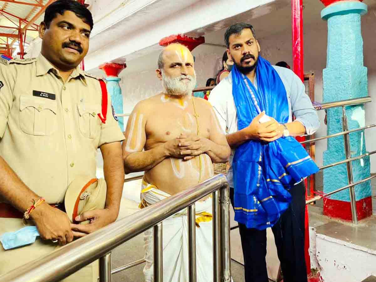 Chilukur : చిలుకూరు బాలాజీని సన్నిధిలో ఏపీ మంత్రి అనీల్‌యాదవ్‌