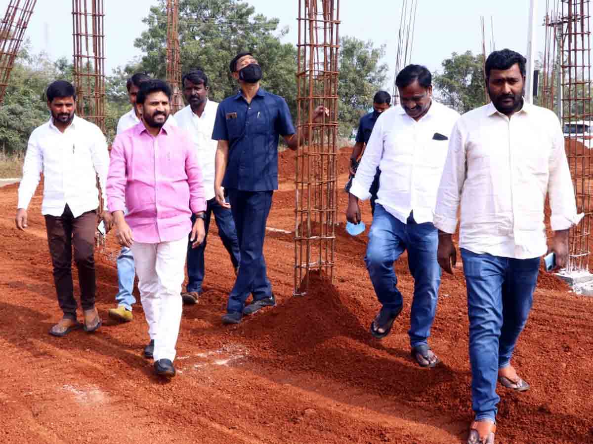 Vikarabad : డబుల్‌ బెడ్‌రూం ఇళ్ల నిర్మాణం వేగవంతం చేయాలి.. ఎమ్మెల్యే మెతుకు ఆనంద్‌