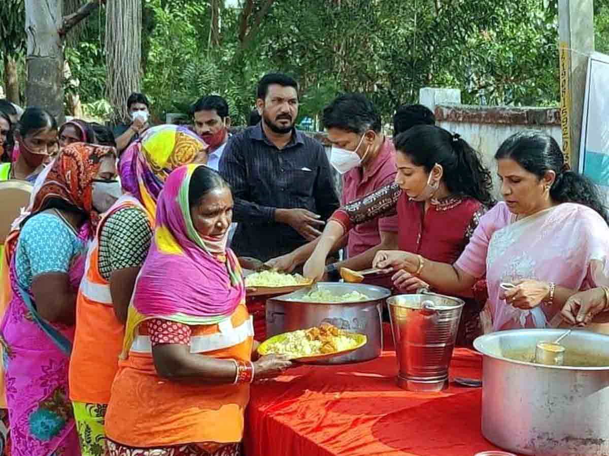 Vikarabad : పారిశుద్ధ్య కార్మికులకు ఎస్పీ అన్నదానం..