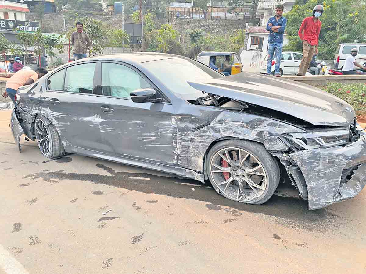 కొత్త కారు..హద్దుదాటిన స్పీడు..