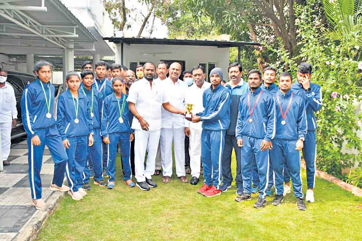 రిజర్వేషన్లను సద్వినియోగం చేసుకోవాలి