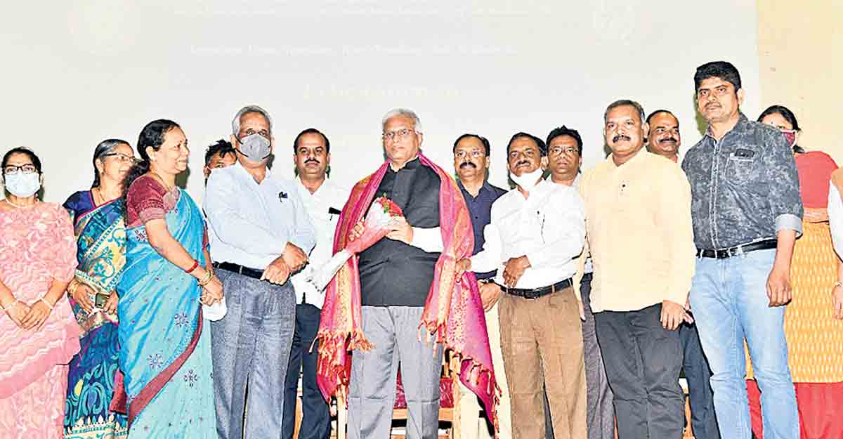 బాధ్యతగా పనిచేస్తే సమాజమే గుర్తిస్తుంది: వీసీ ప్రవీణ్‌ రావు