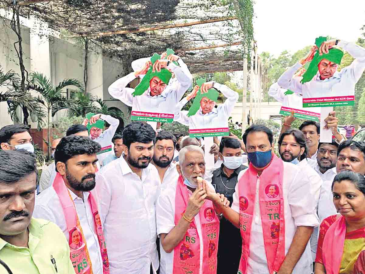 టీఆర్‌ఎస్‌ నాయకుల సంబురాలు