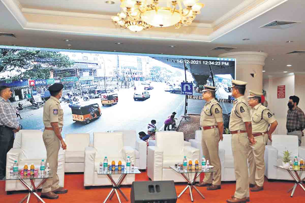 సీసీ కెమెరాలతో తగ్గిన నేరాలు