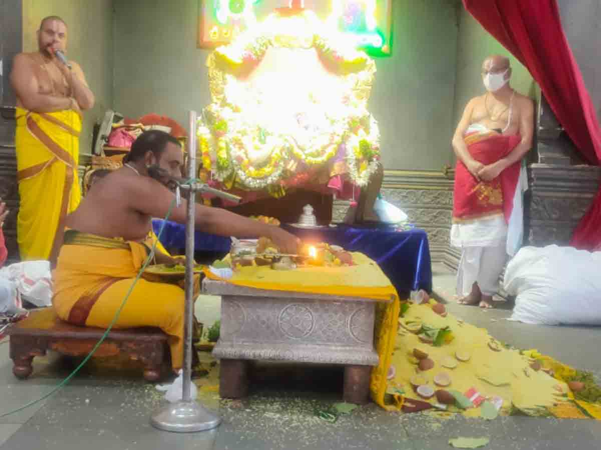 యాదాద్రీశుడికి విశేష పూజలు